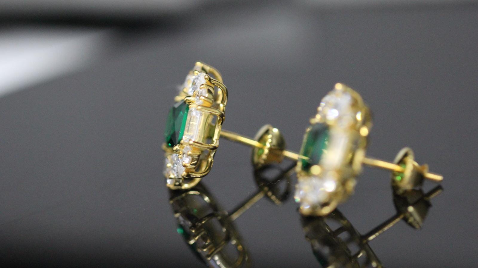 luxurious  green emerald 1.00 carat and side 0.70 cents diamond  stud 14k yellow gold earrings