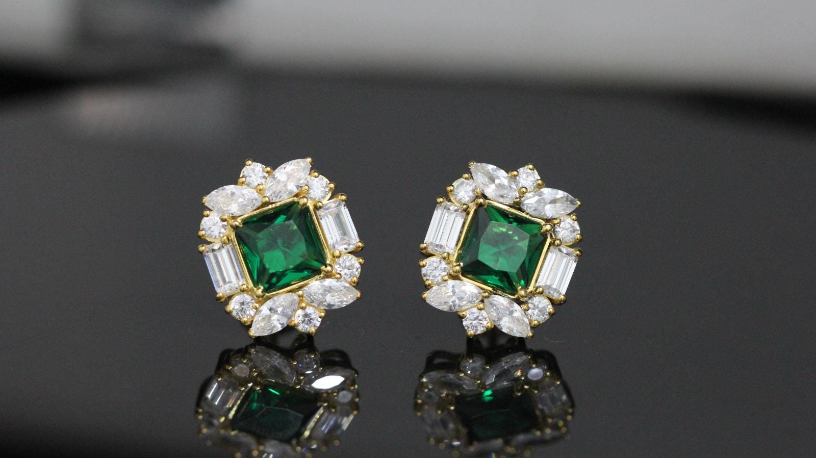 luxurious  green emerald 1.00 carat and side 0.70 cents diamond  stud 14k yellow gold earrings